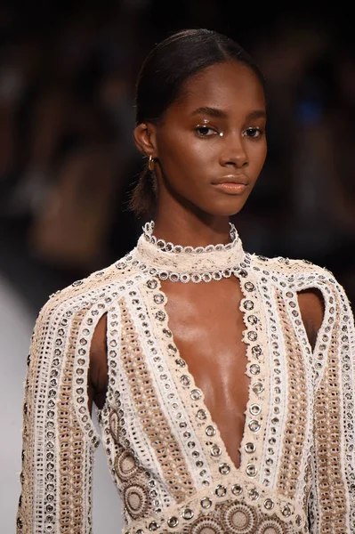  Jonathan Simkhai koleksiyonu 