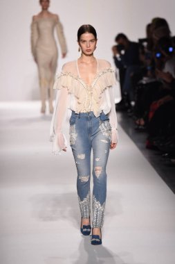  Jonathan Simkhai koleksiyonu 