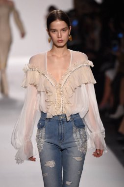  Jonathan Simkhai koleksiyonu 