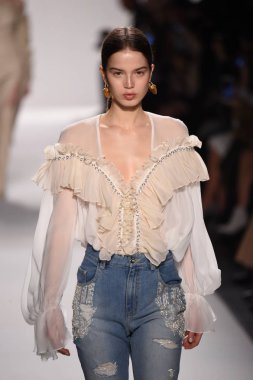  Jonathan Simkhai koleksiyonu 