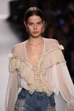  Jonathan Simkhai koleksiyonu 