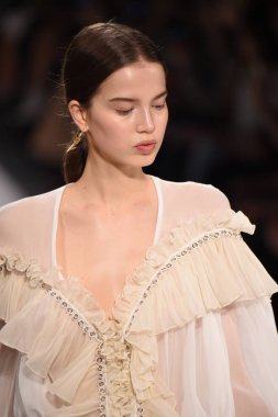  Jonathan Simkhai koleksiyonu 