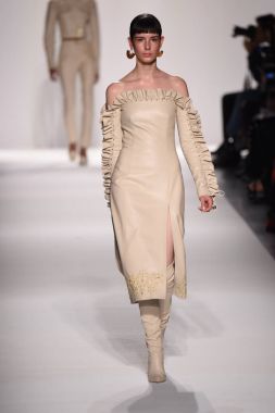  Jonathan Simkhai koleksiyonu 