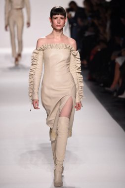  Jonathan Simkhai koleksiyonu 