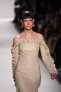  Jonathan Simkhai koleksiyonu 