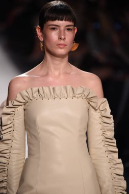  Jonathan Simkhai koleksiyonu 