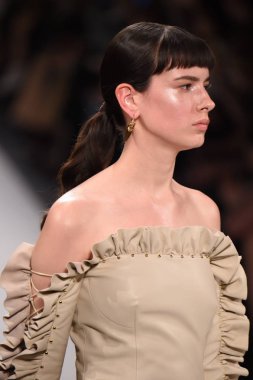  Jonathan Simkhai koleksiyonu 