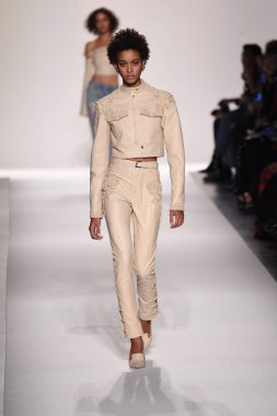  Jonathan Simkhai koleksiyonu 