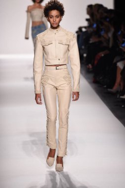  Jonathan Simkhai koleksiyonu 