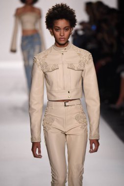  Jonathan Simkhai koleksiyonu 