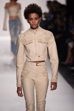  Jonathan Simkhai koleksiyonu 