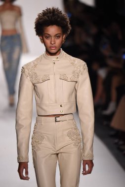  Jonathan Simkhai koleksiyonu