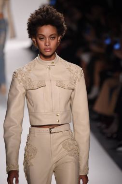  Jonathan Simkhai koleksiyonu