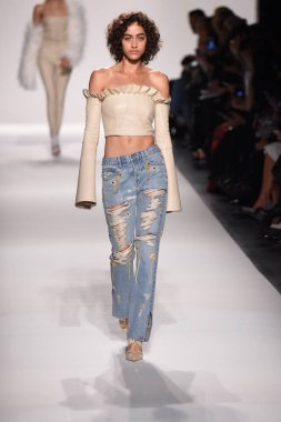  Jonathan Simkhai koleksiyonu