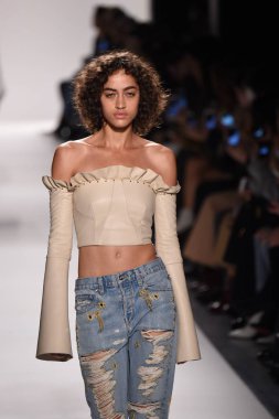  Jonathan Simkhai koleksiyonu