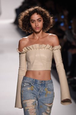  Jonathan Simkhai koleksiyonu