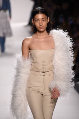  Jonathan Simkhai koleksiyonu