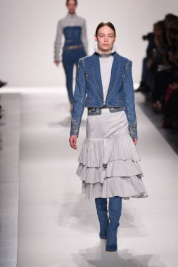  Jonathan Simkhai koleksiyonu