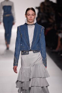  Jonathan Simkhai koleksiyonu