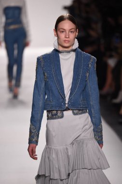  Jonathan Simkhai koleksiyonu