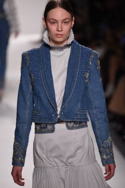  Jonathan Simkhai koleksiyonu