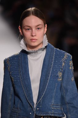  Jonathan Simkhai koleksiyonu