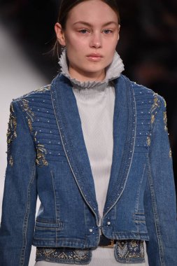  Jonathan Simkhai koleksiyonu