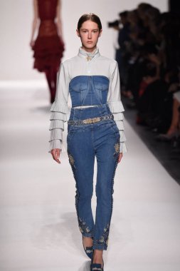  Jonathan Simkhai koleksiyonu