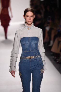  Jonathan Simkhai koleksiyonu