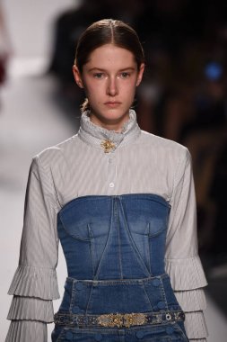  Jonathan Simkhai koleksiyonu