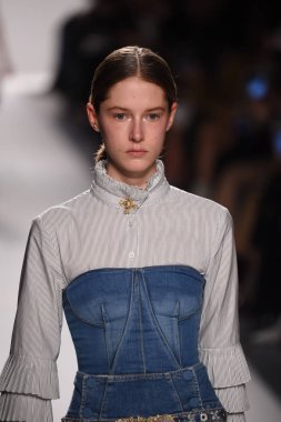  Jonathan Simkhai koleksiyonu