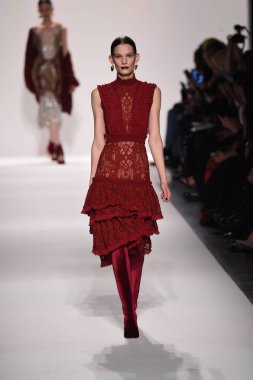  Jonathan Simkhai koleksiyonu