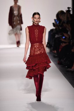  Jonathan Simkhai koleksiyonu