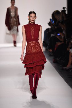  Jonathan Simkhai koleksiyonu