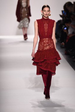  Jonathan Simkhai koleksiyonu