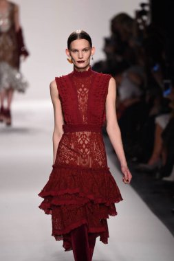  Jonathan Simkhai koleksiyonu