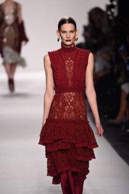  Jonathan Simkhai koleksiyonu