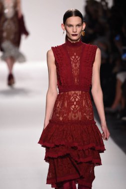  Jonathan Simkhai koleksiyonu