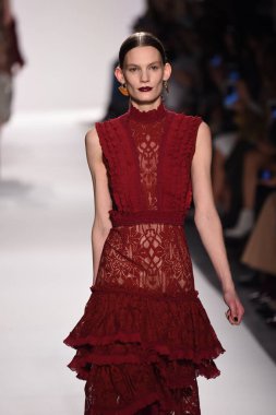  Jonathan Simkhai koleksiyonu