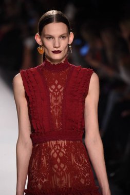  Jonathan Simkhai koleksiyonu