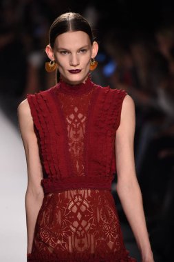  Jonathan Simkhai koleksiyonu