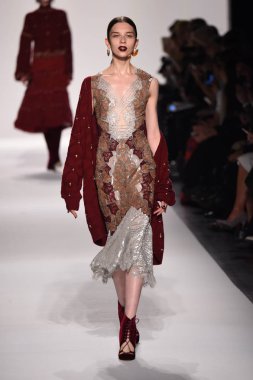  Jonathan Simkhai koleksiyonu