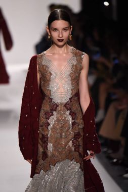  Jonathan Simkhai koleksiyonu