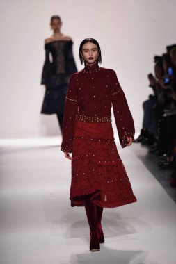  Jonathan Simkhai koleksiyonu