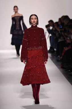  Jonathan Simkhai koleksiyonu