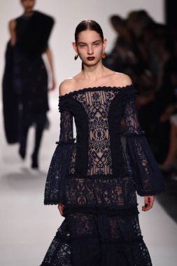  Jonathan Simkhai koleksiyonu