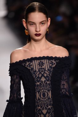  Jonathan Simkhai koleksiyonu