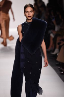  Jonathan Simkhai koleksiyonu