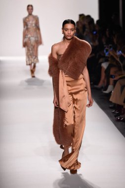  Jonathan Simkhai koleksiyonu