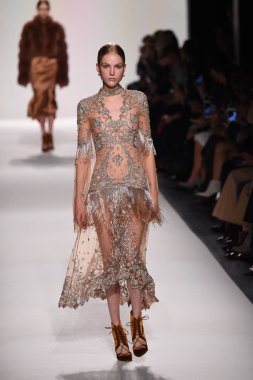  Jonathan Simkhai koleksiyonu